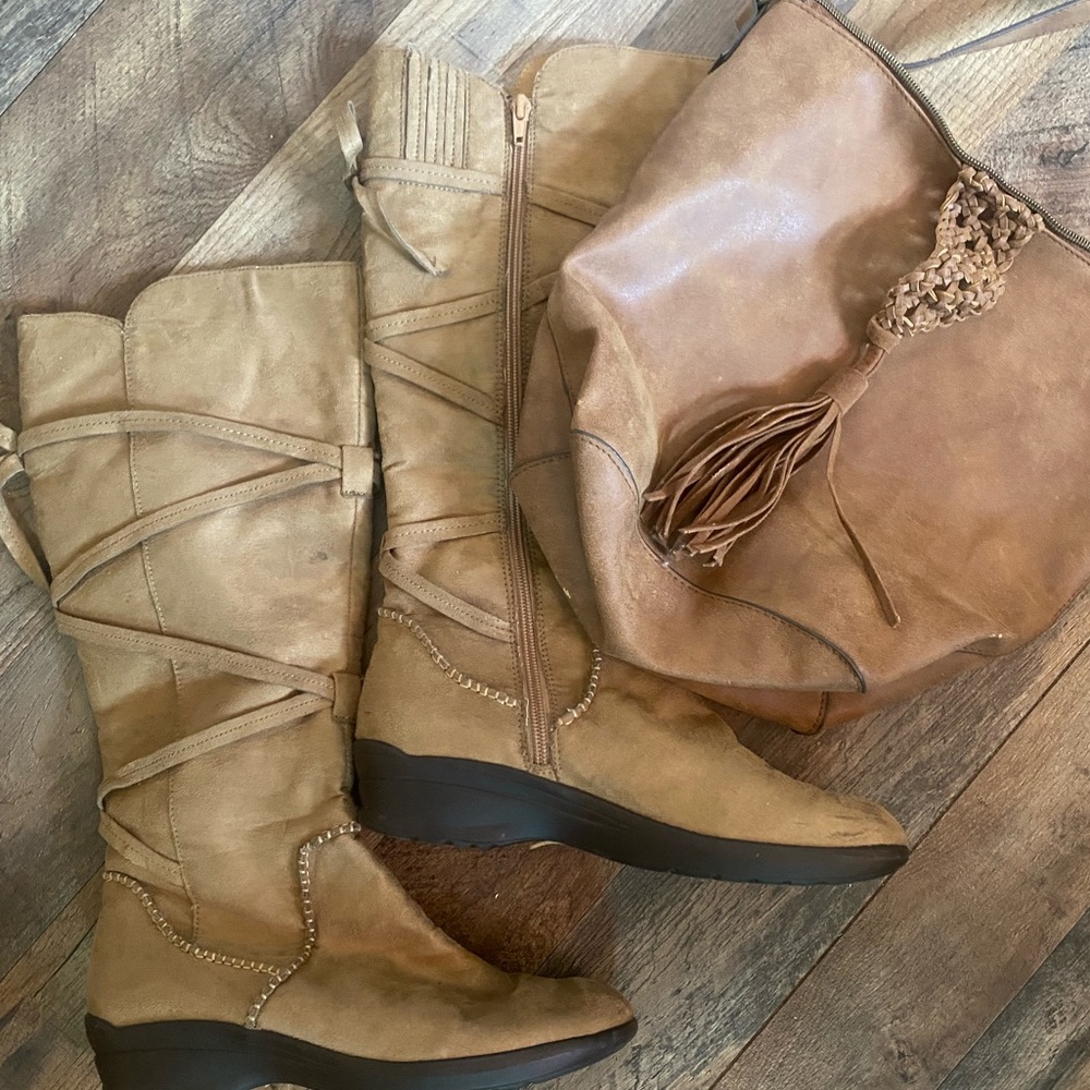 T-Shirt & Jeans Brand Size 8 Boots with Purse